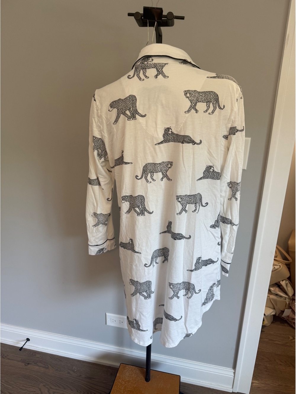 Petite Plume Women's Small White Cotton Leopard Print Pajama Shirt - Picture 10 of 10